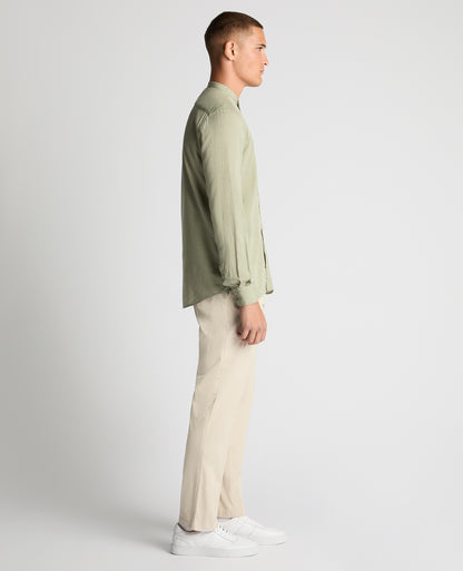 Man wearing a green Regular Fit Tencel-Blend Shirt