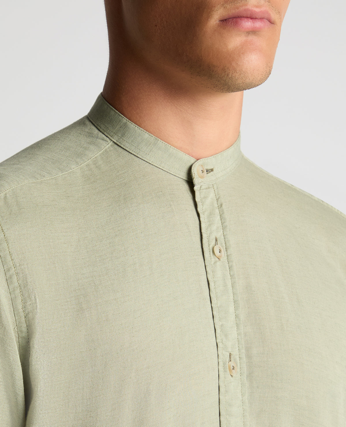 Man wearing a green Regular Fit Tencel-Blend Shirt