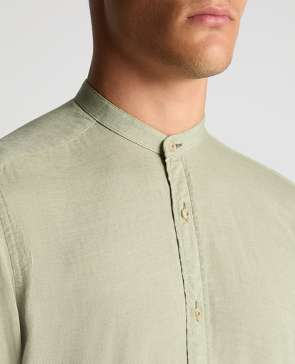 Man wearing a green Regular Fit Tencel-Blend Shirt