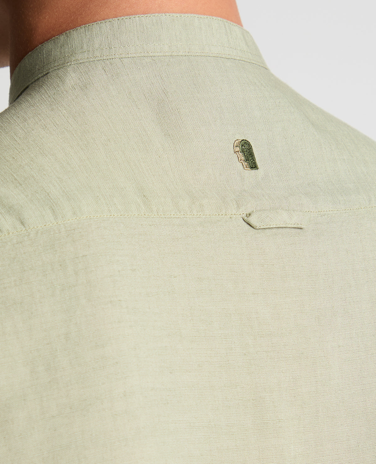 Man wearing a green Regular Fit Tencel-Blend Shirt
