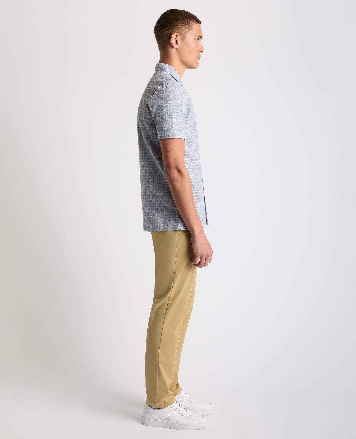 Man wearing a blue Tapered Fit Cotton-Linen Short Sleeve Shirt
