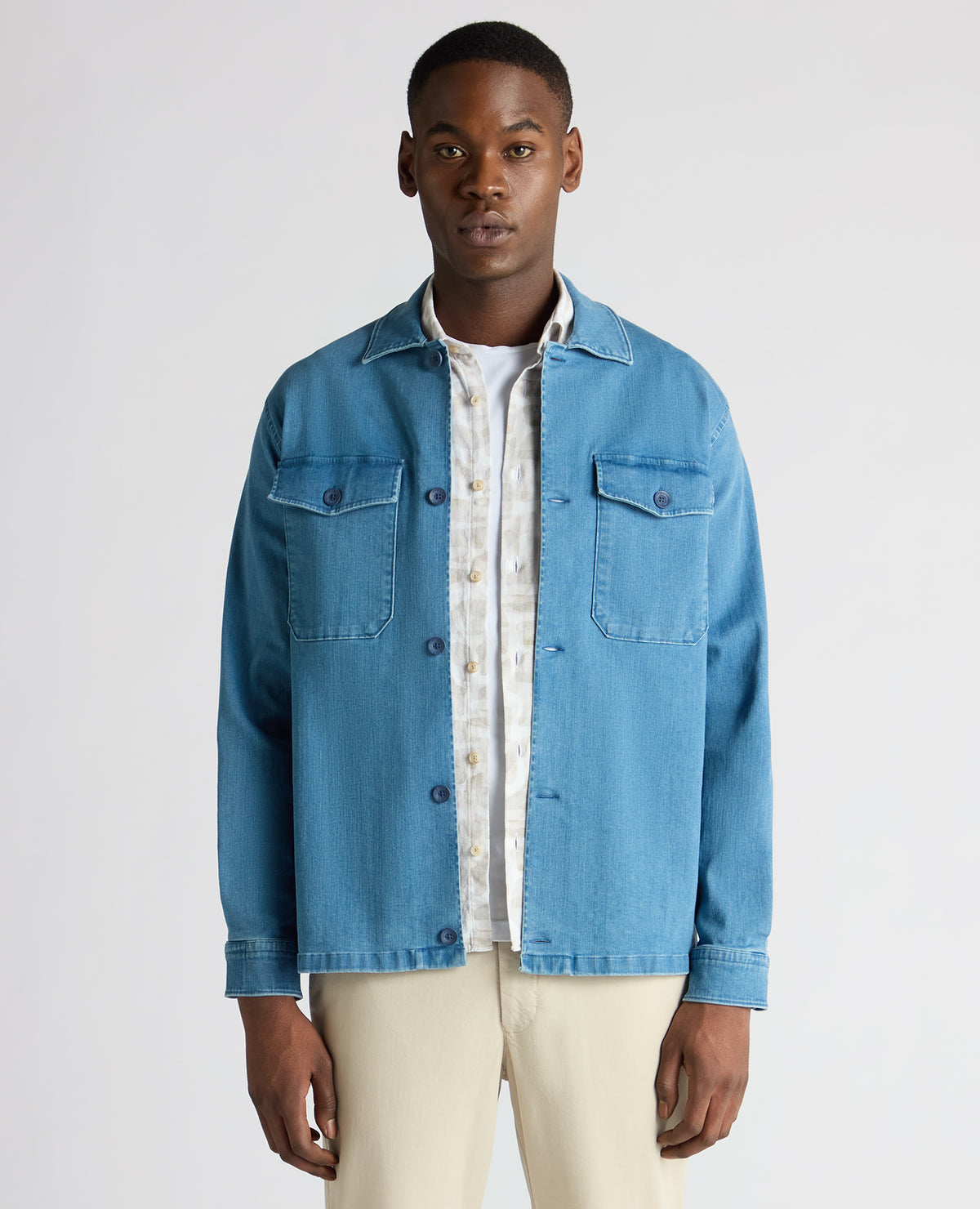 Man wearing a blue Regular Fit Cotton-Stretch Shirt