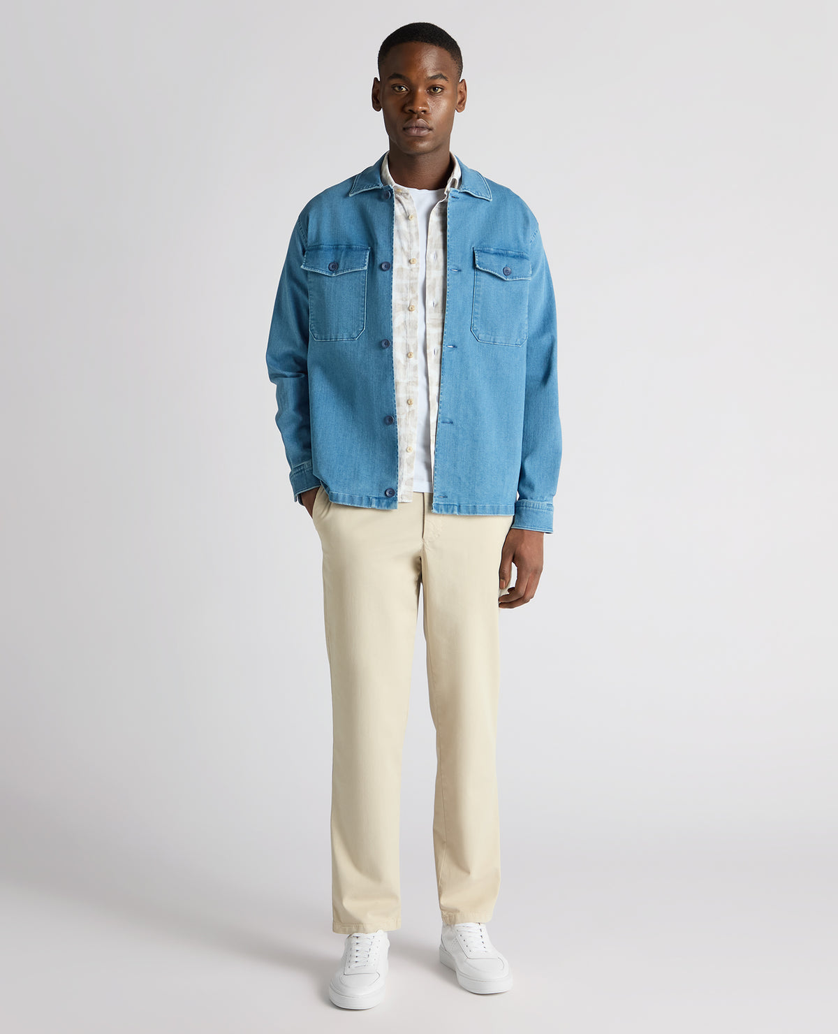 Man wearing a blue Regular Fit Cotton-Stretch Shirt