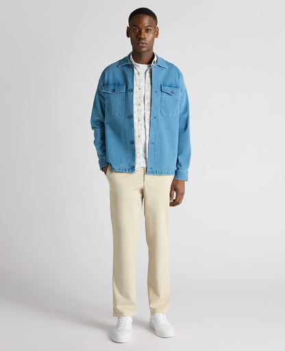 Man wearing a blue Regular Fit Cotton-Stretch Shirt