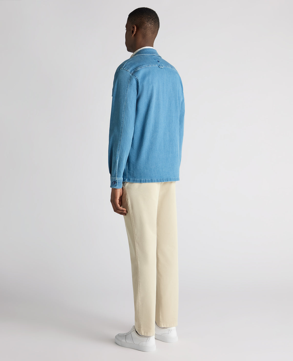 Man wearing a blue Regular Fit Cotton-Stretch Shirt