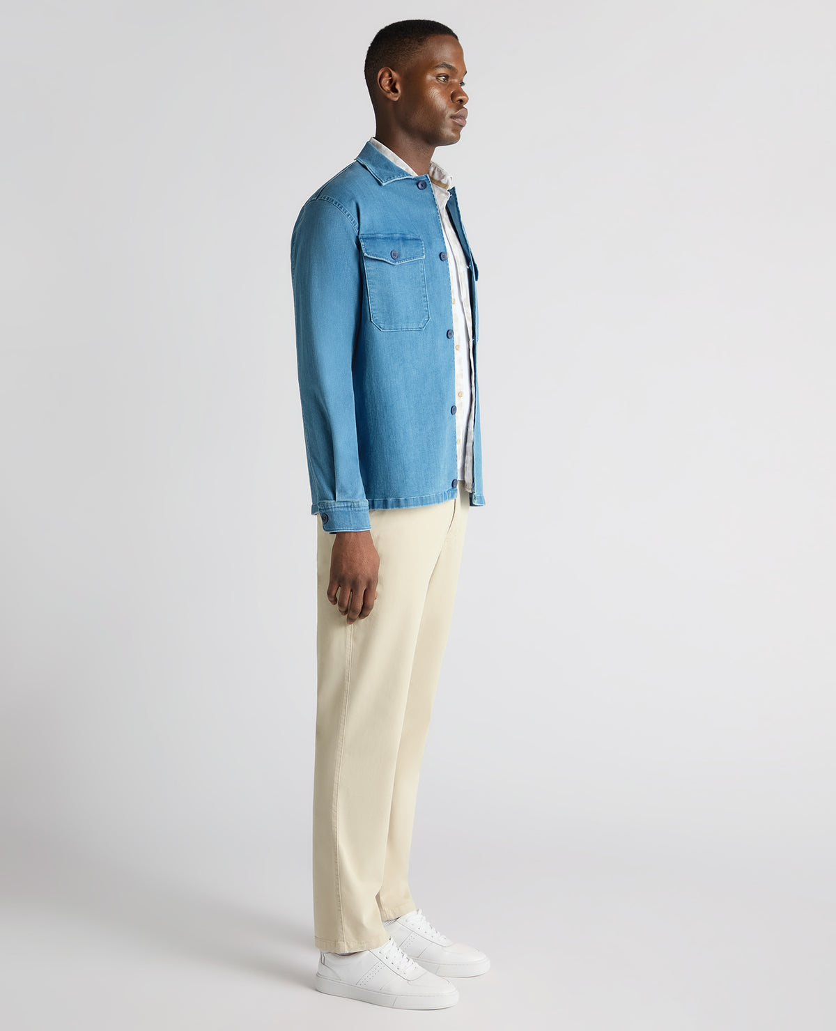Man wearing a blue Regular Fit Cotton-Stretch Shirt