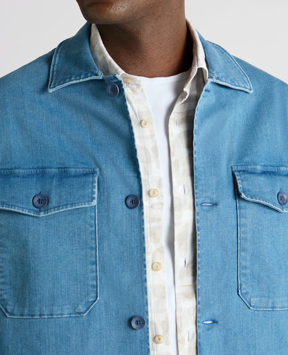 Man wearing a blue Regular Fit Cotton-Stretch Shirt