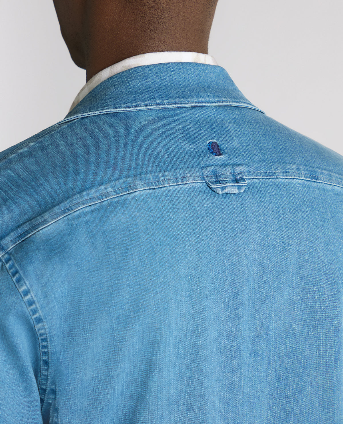 Man wearing a blue Regular Fit Cotton-Stretch Shirt