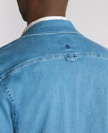 Man wearing a blue Regular Fit Cotton-Stretch Shirt