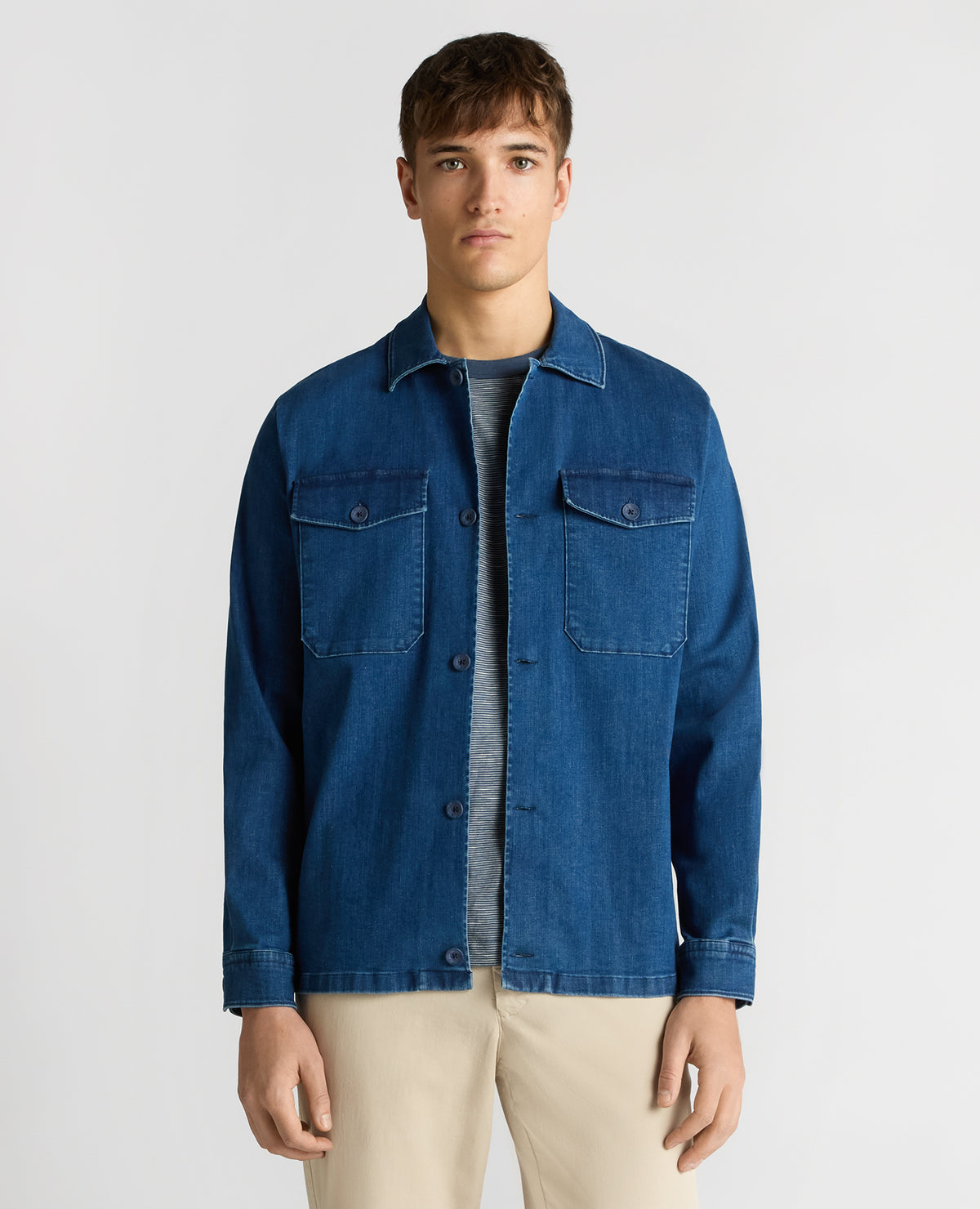 Man wearing a blue Regular Fit Cotton-Stretch Shirt
