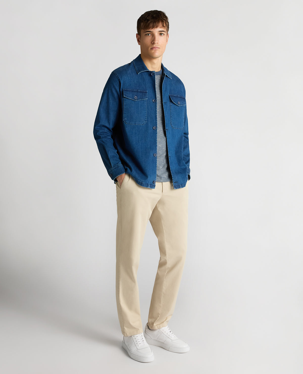 Man wearing a blue Regular Fit Cotton-Stretch Shirt