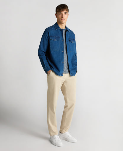 Man wearing a blue Regular Fit Cotton-Stretch Shirt