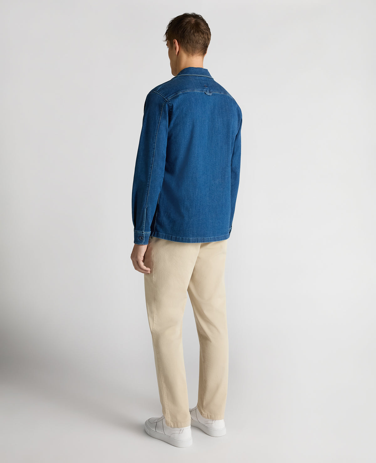 Man wearing a blue Regular Fit Cotton-Stretch Shirt
