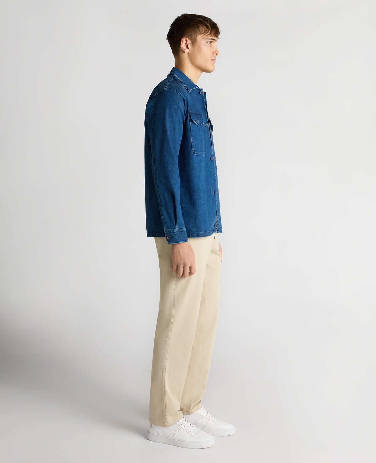 Man wearing a blue Regular Fit Cotton-Stretch Shirt