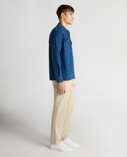 Man wearing a blue Regular Fit Cotton-Stretch Shirt