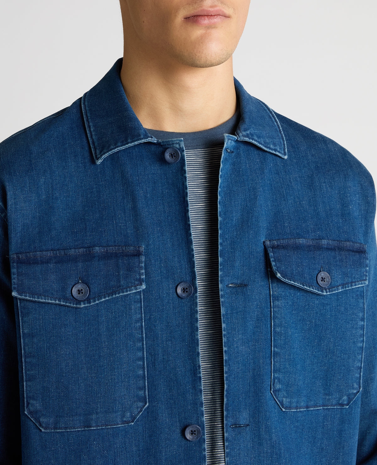 Man wearing a blue Regular Fit Cotton-Stretch Shirt