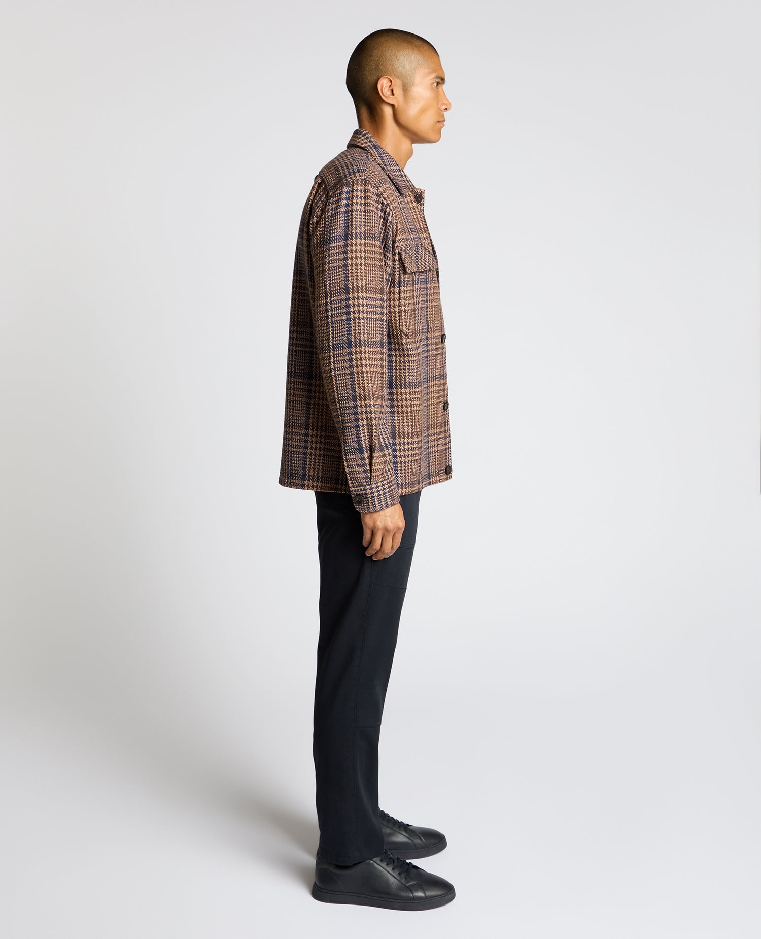 Man wearing a brown Regular Fit Houndstooth Shacket
