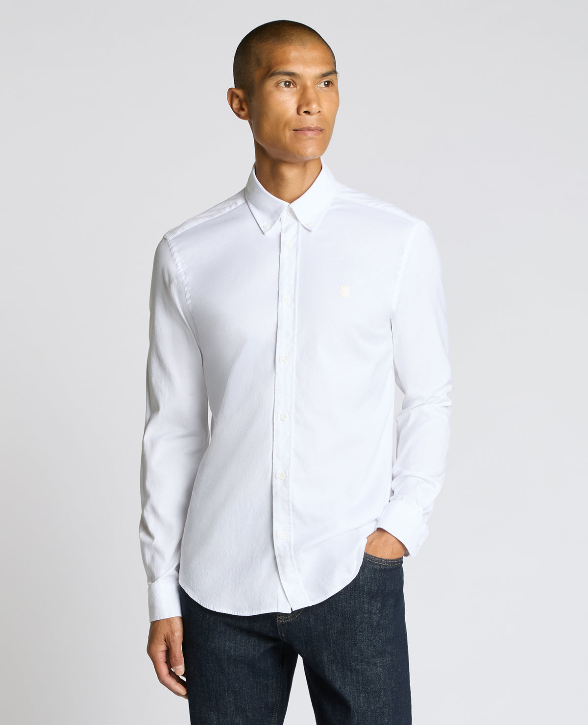Man wearing a white Slim Fit Cotton-Stretch Shirt