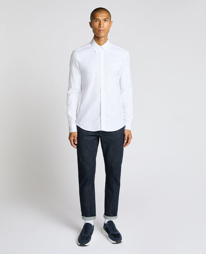 Man wearing a white Slim Fit Cotton-Stretch Shirt