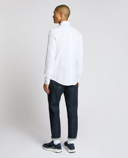Man wearing a white Slim Fit Cotton-Stretch Shirt