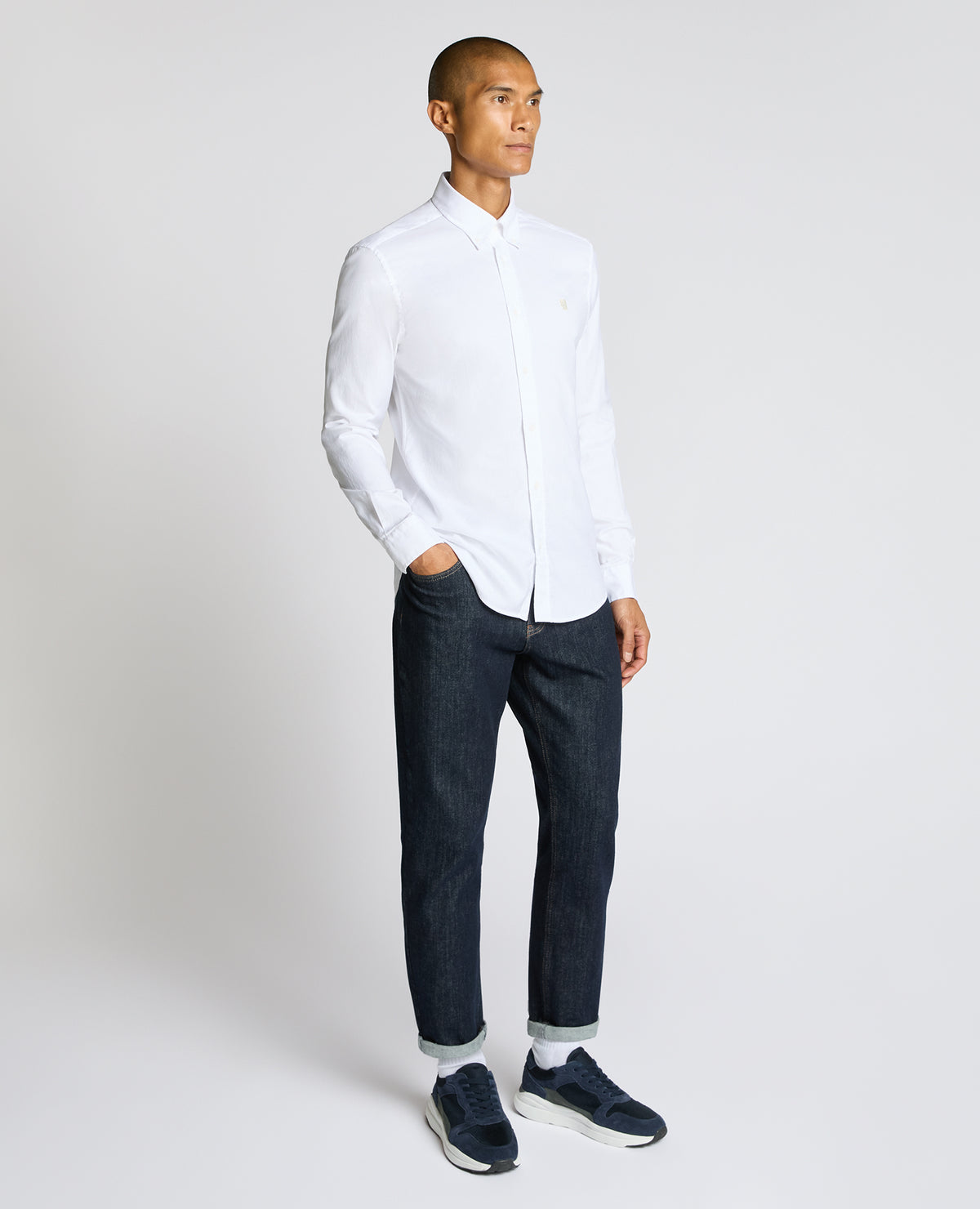 Man wearing a white Slim Fit Cotton-Stretch Shirt
