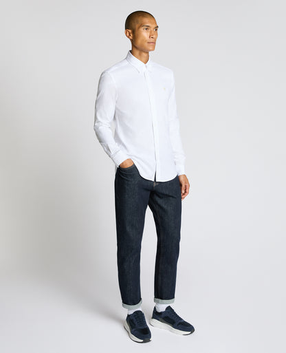 Man wearing a white Slim Fit Cotton-Stretch Shirt