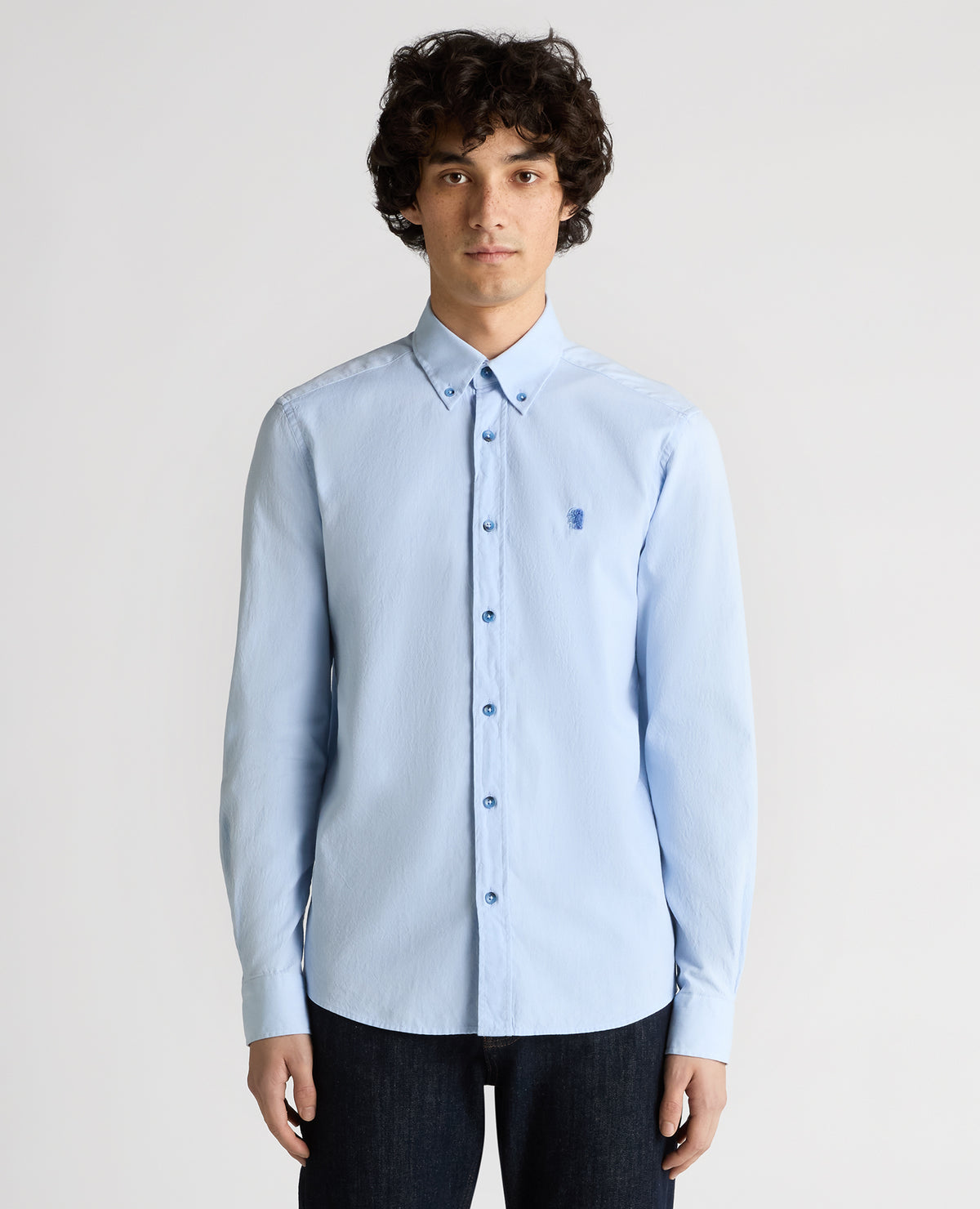Man wearing a blue Slim Fit Cotton Oxford Shirt