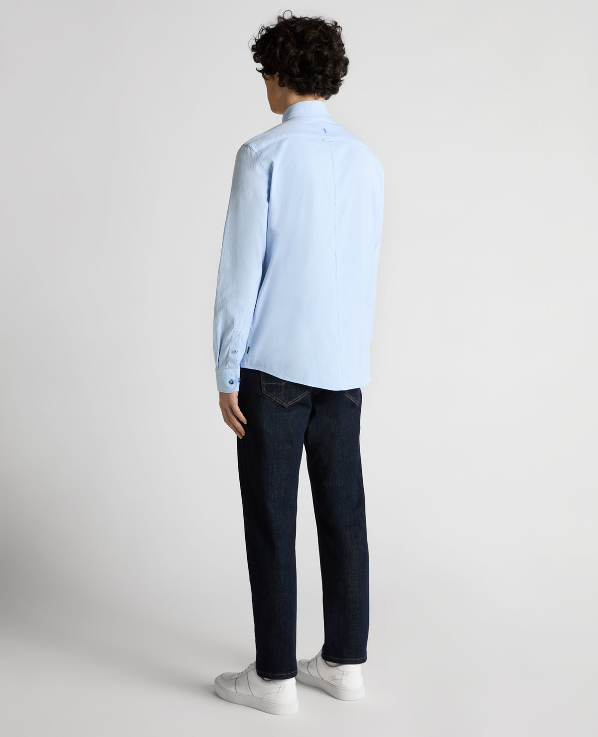 Man wearing a blue Slim Fit Cotton Oxford Shirt
