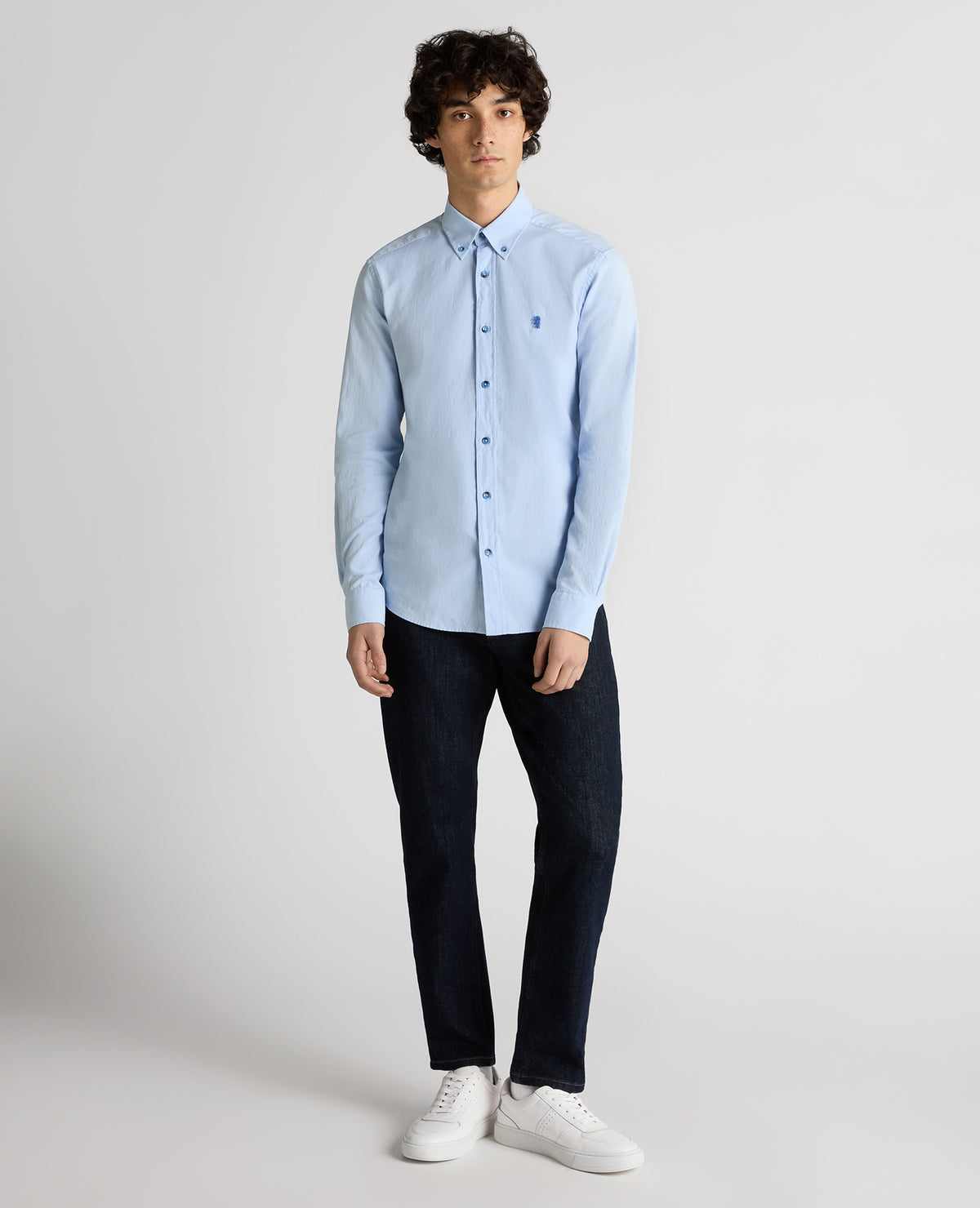 Man wearing a blue Slim Fit Cotton Oxford Shirt
