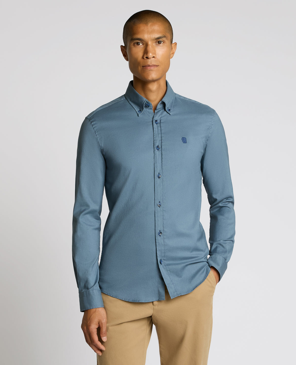Man wearing a blue Slim Fit Cotton-Stretch Shirt
