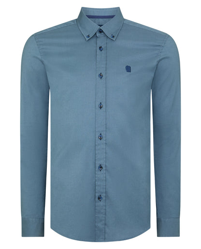 Man wearing a blue Slim Fit Cotton-Stretch Shirt