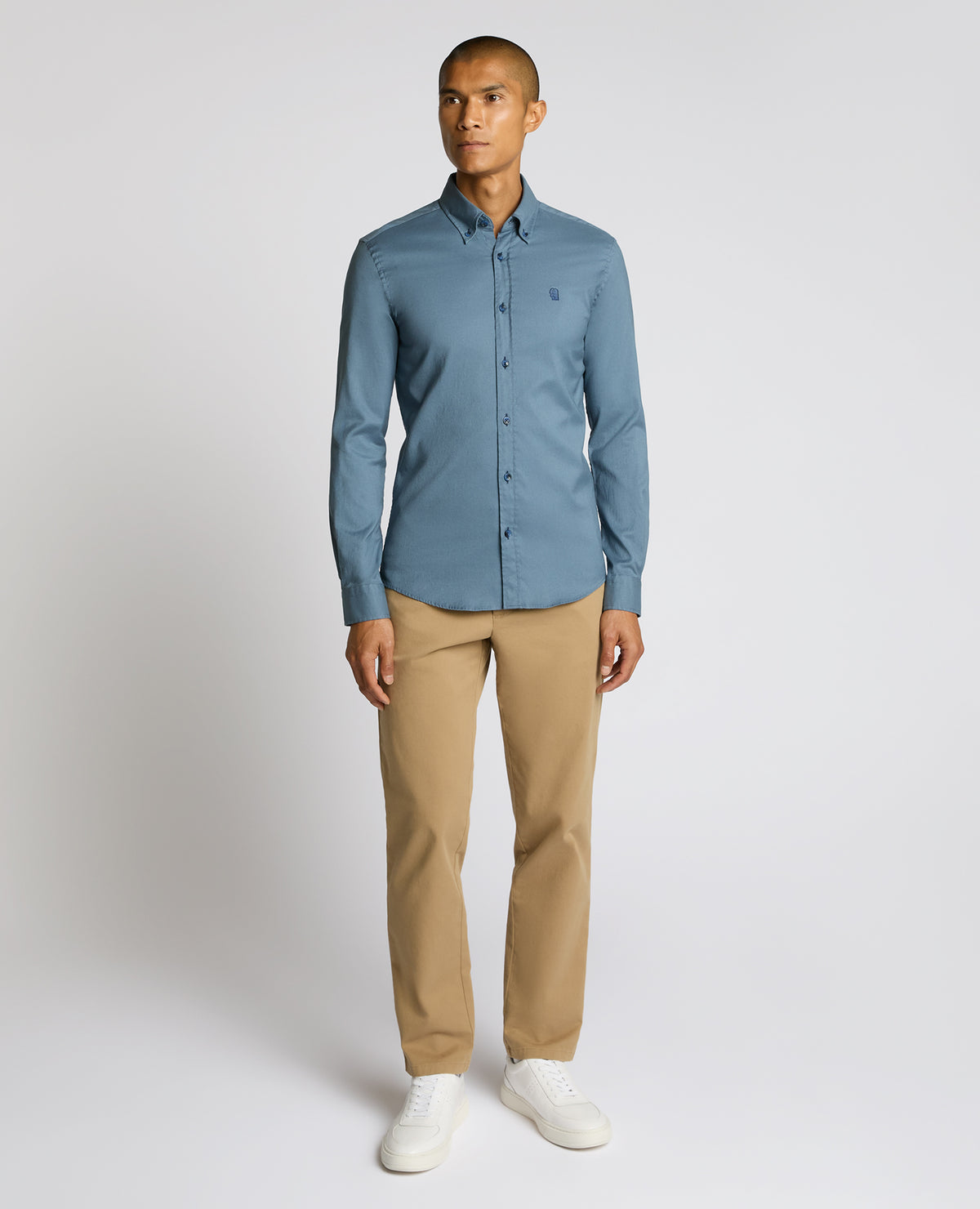 Man wearing a blue Slim Fit Cotton-Stretch Shirt