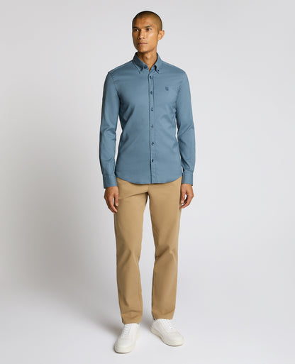 Man wearing a blue Slim Fit Cotton-Stretch Shirt
