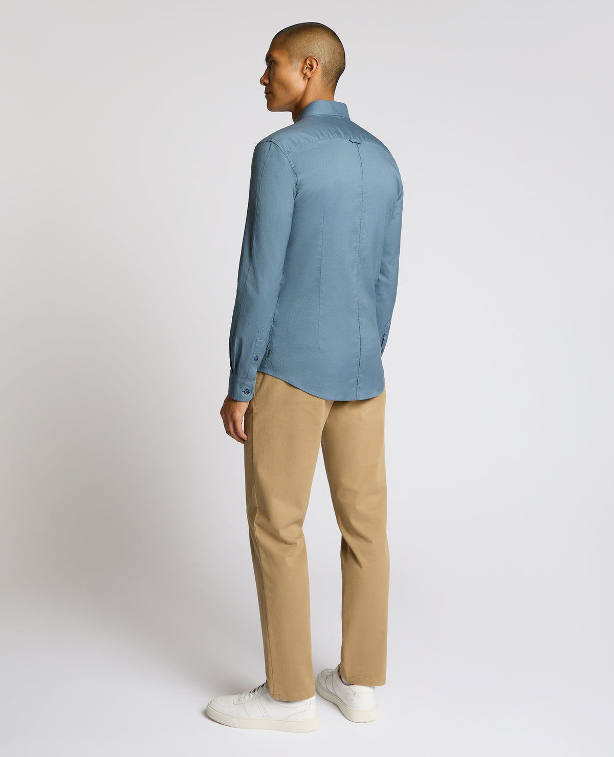 Man wearing a blue Slim Fit Cotton-Stretch Shirt