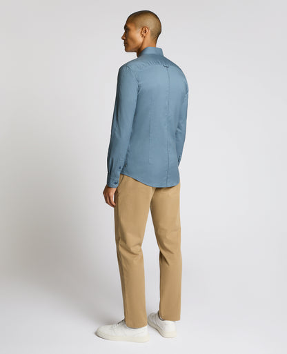 Man wearing a blue Slim Fit Cotton-Stretch Shirt