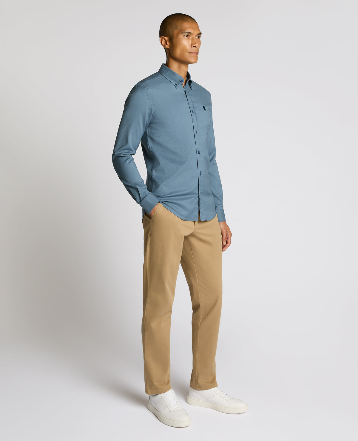 Man wearing a blue Slim Fit Cotton-Stretch Shirt