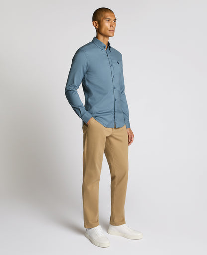 Man wearing a blue Slim Fit Cotton-Stretch Shirt
