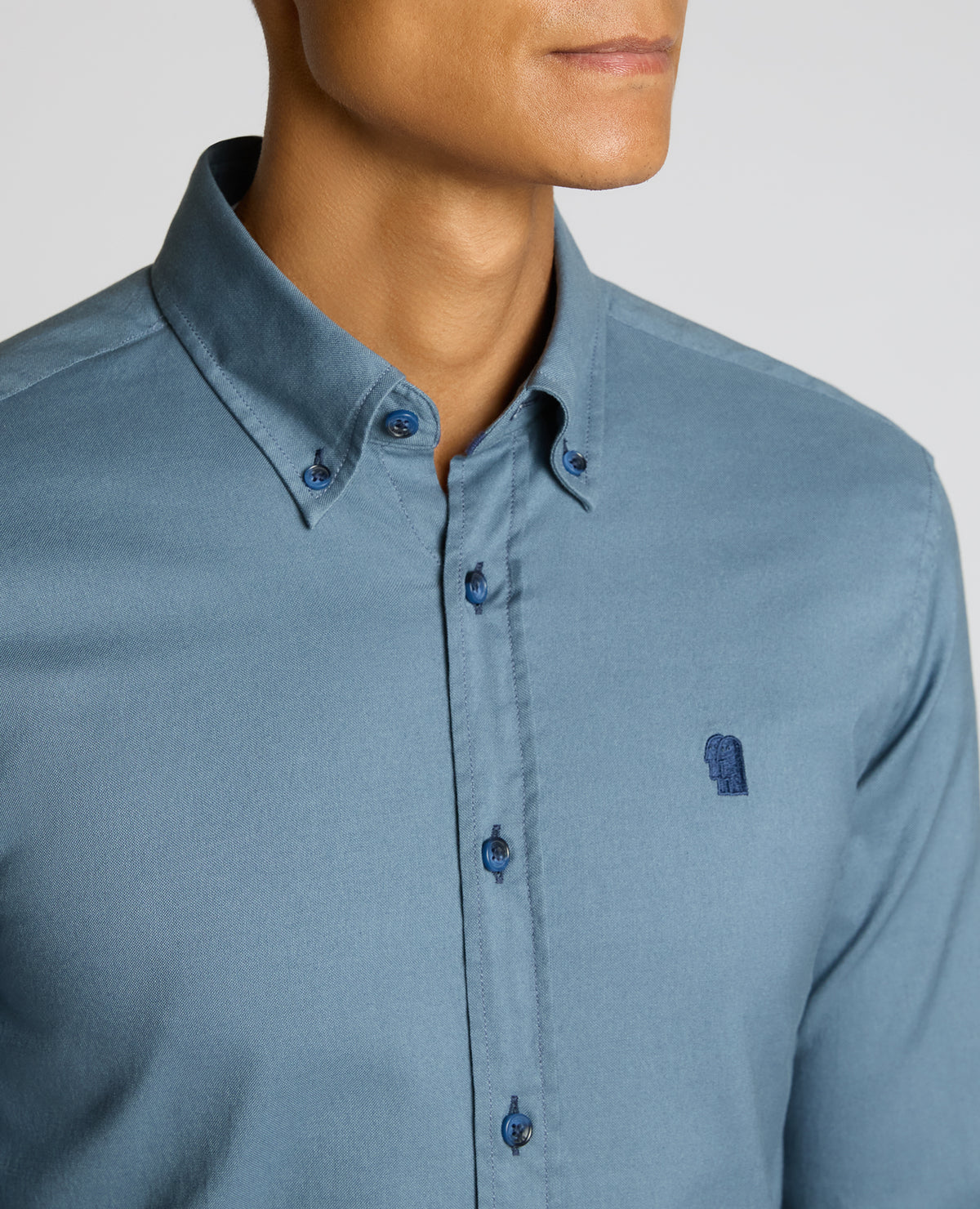 Man wearing a blue Slim Fit Cotton-Stretch Shirt
