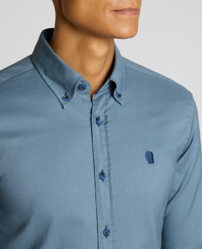 Man wearing a blue Slim Fit Cotton-Stretch Shirt