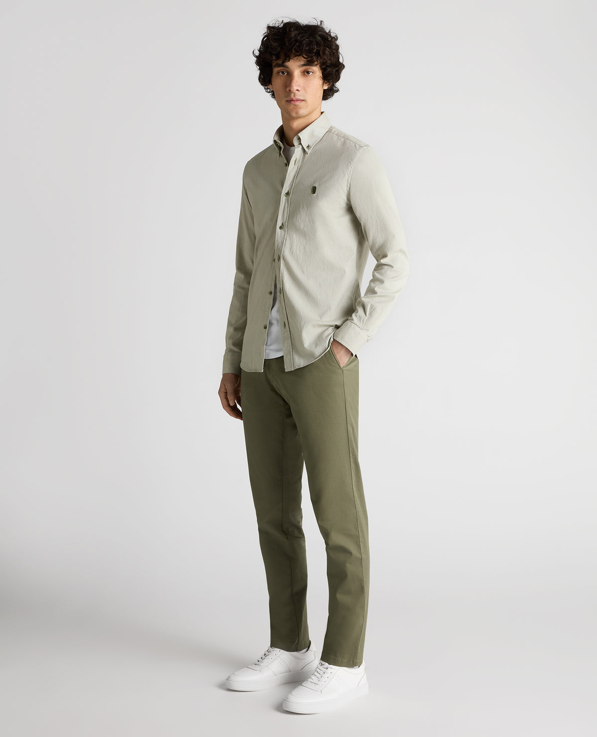 Man wearing a green Slim Fit Cotton Oxford Shirt