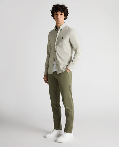 Man wearing a green Slim Fit Cotton Oxford Shirt