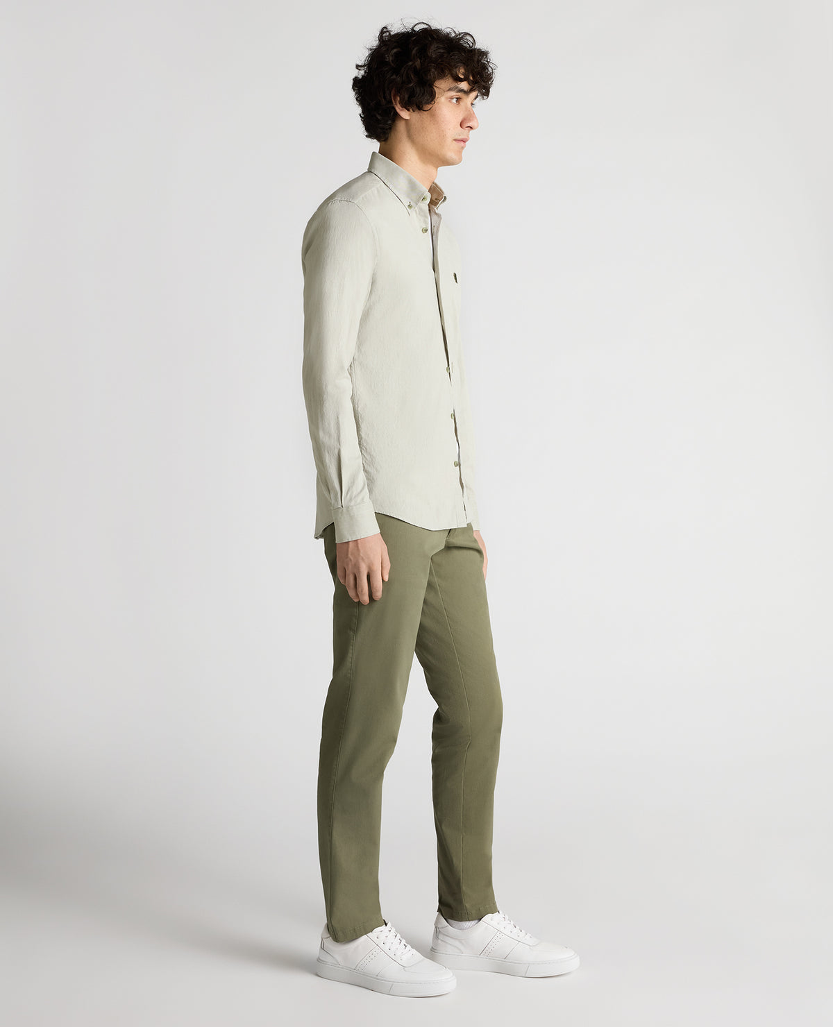 Man wearing a green Slim Fit Cotton Oxford Shirt