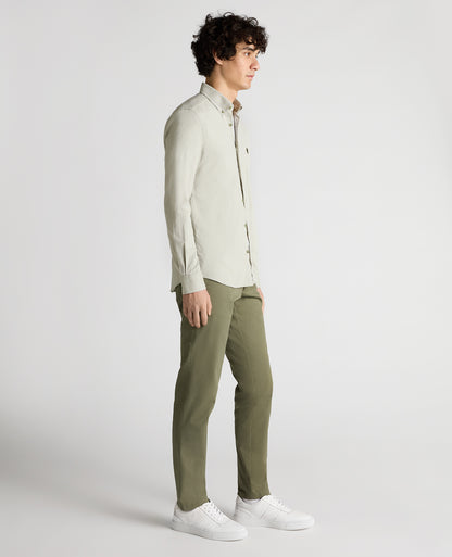 Man wearing a green Slim Fit Cotton Oxford Shirt