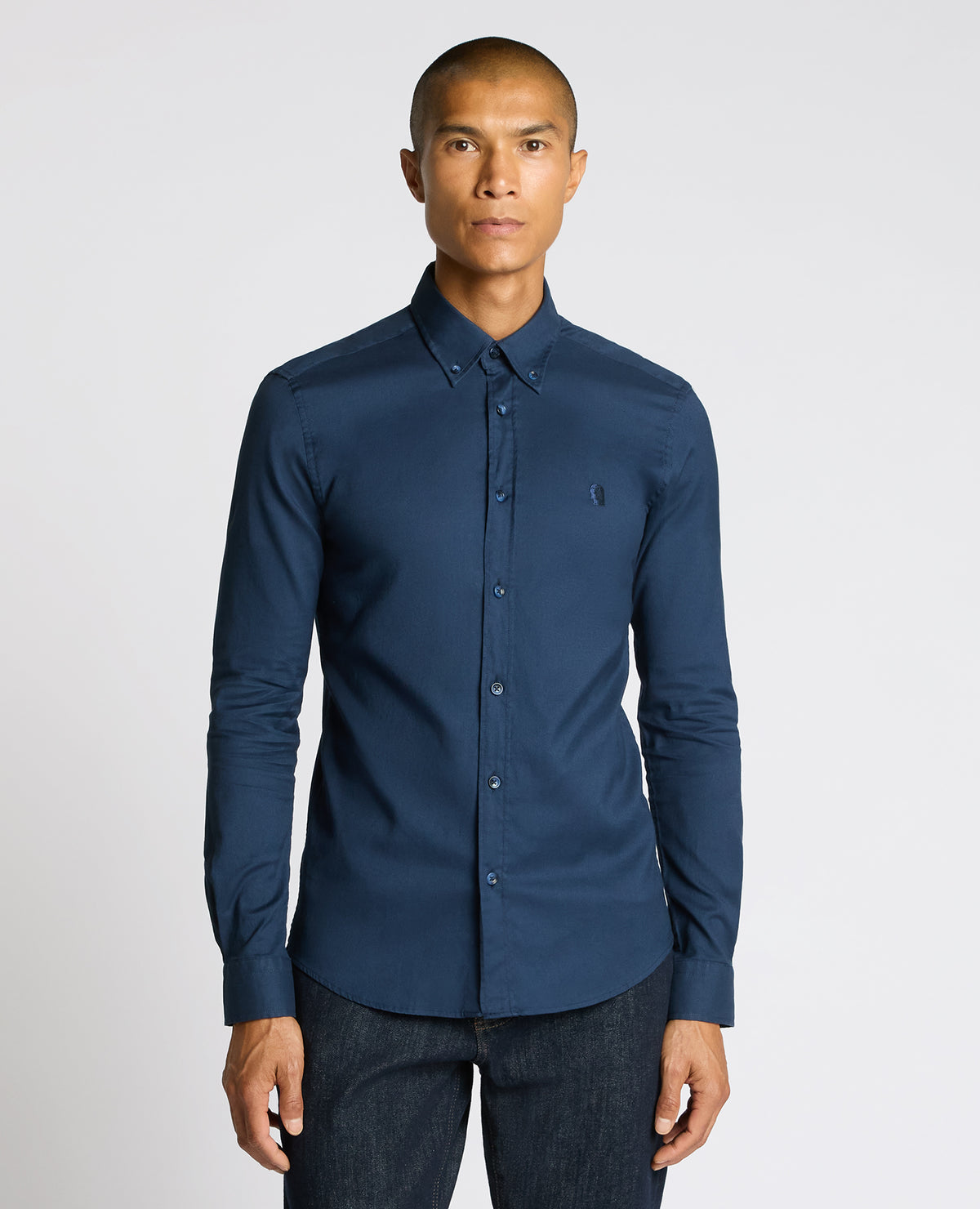 Man wearing a navy Slim Fit Cotton-Stretch Shirt