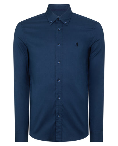 Man wearing a navy Slim Fit Cotton-Stretch Shirt