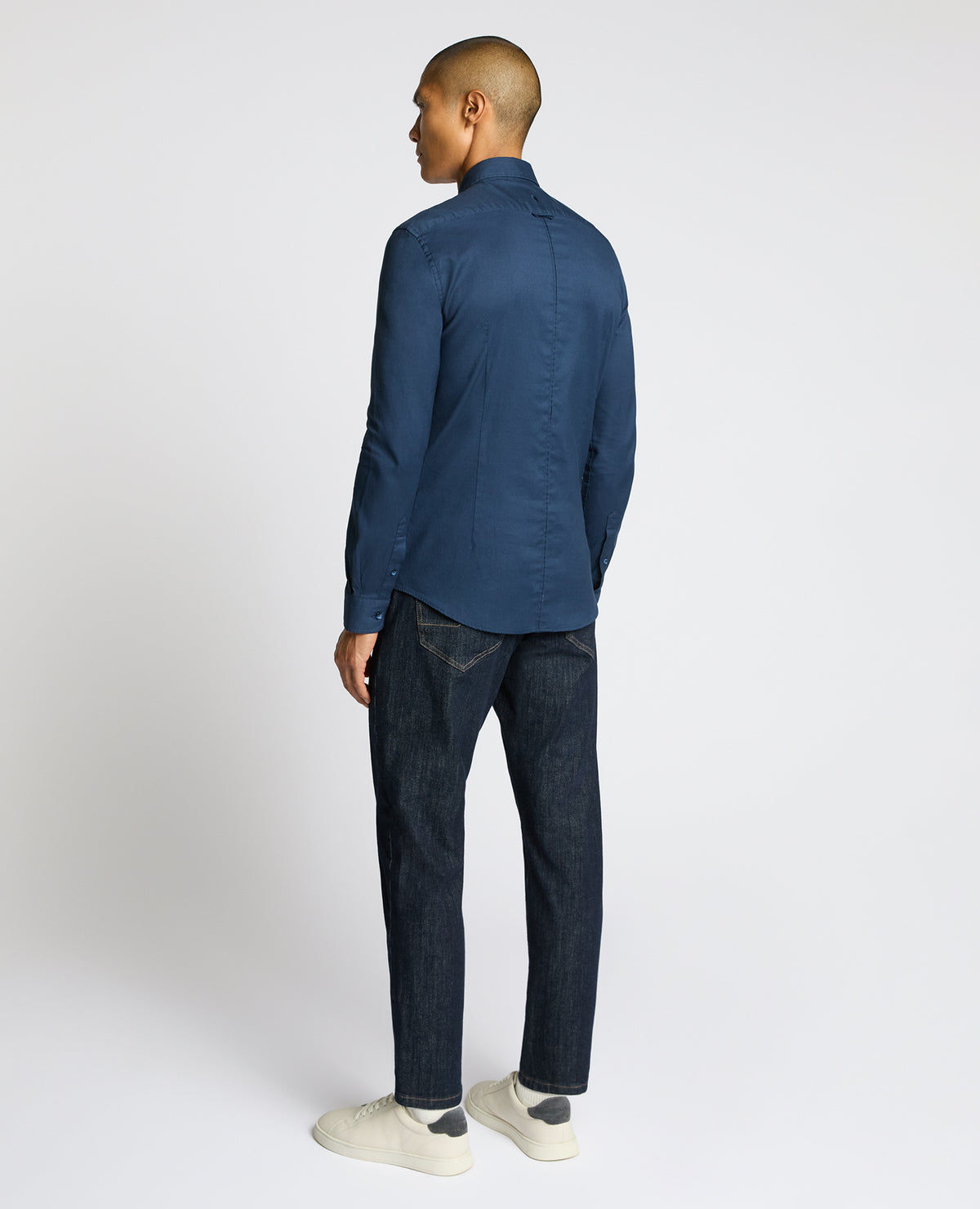 Man wearing a navy Slim Fit Cotton-Stretch Shirt