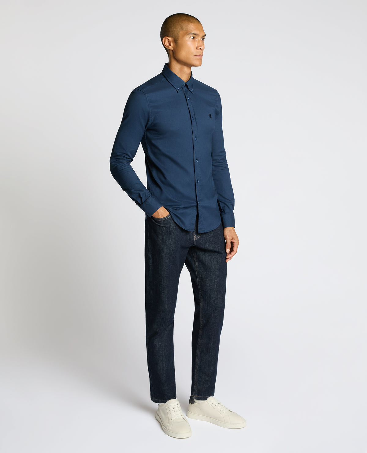 Man wearing a navy Slim Fit Cotton-Stretch Shirt