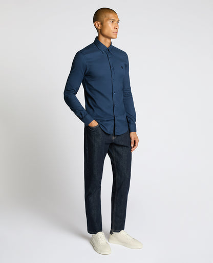 Man wearing a navy Slim Fit Cotton-Stretch Shirt