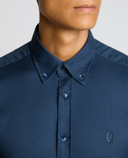 Man wearing a navy Slim Fit Cotton-Stretch Shirt