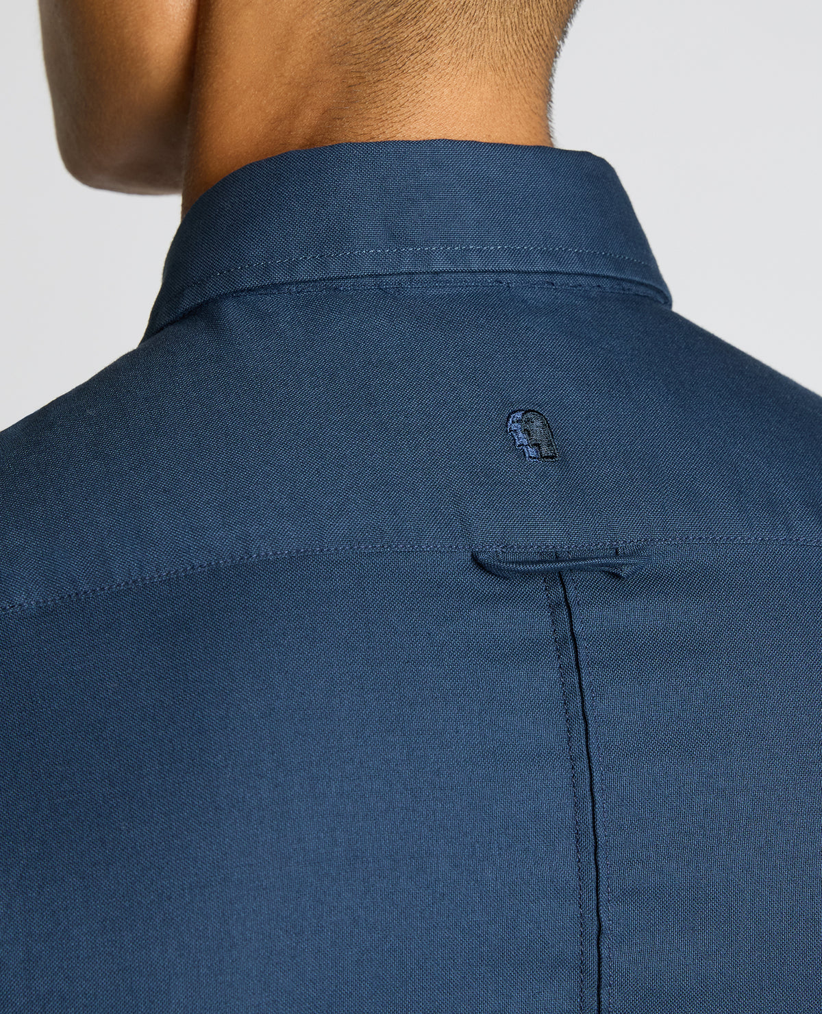 Man wearing a navy Slim Fit Cotton-Stretch Shirt